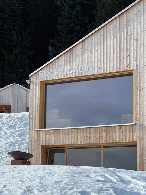 Transformation et réalisation de CCHE pour le Social Cabin D Hotel Group Suisse