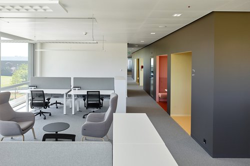 Architecture d'intérieur de CCHE du bâtiment administratif Headquarters HP Inc. et HP Enterprise Suisse