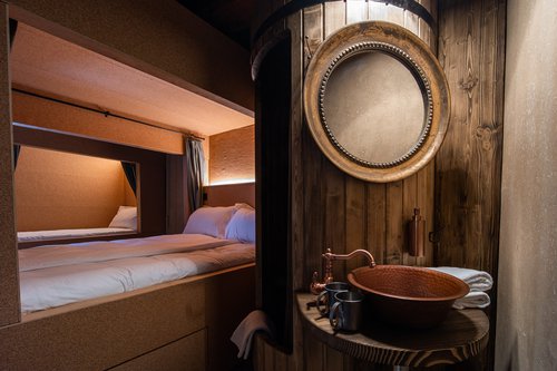 Transformation et réalisation de CCHE pour le Peanut Médiévale Lodge D Hotel Group Suisse