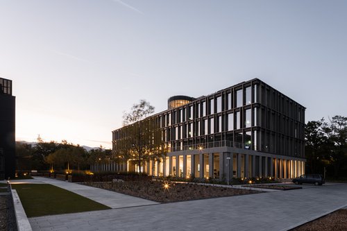 Architecture et réalisation de CCHE du bâtiment administratif The Hive 8  Suisse