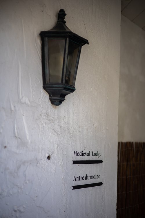 Transformation et réalisation de CCHE pour le Peanut Médiévale Lodge D Hotel Group Suisse