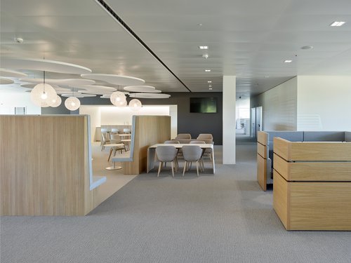 Architecture d'intérieur de CCHE du bâtiment administratif Headquarters HP Inc. et HP Enterprise Suisse