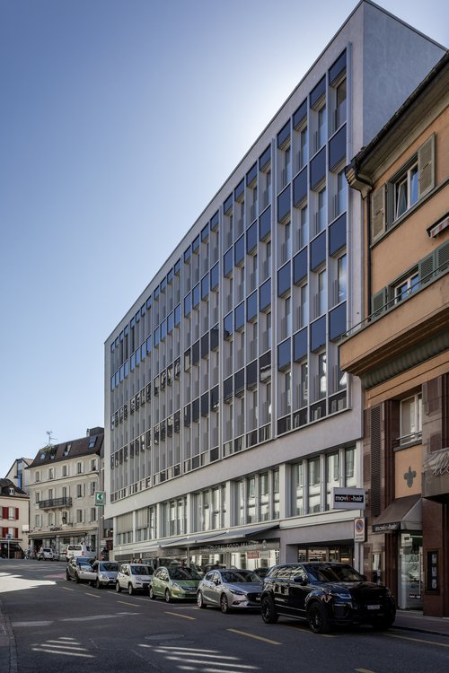 Transformation et rénovation énergétique de la façade de l'agence BCV à Nyon Suisse