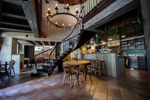 Transformation et réalisation de CCHE pour le Peanut Médiévale Lodge D Hotel Group Suisse