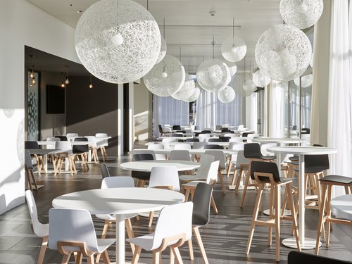 Architecture d'intérieur de CCHE du bâtiment administratif Headquarters HP Inc. et HP Enterprise Suisse