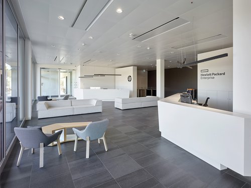 Architecture d'intérieur de CCHE du bâtiment administratif Headquarters HP Inc. et HP Enterprise Suisse