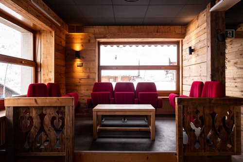 © Definitly Different Hotel Group Transformation et réalisation de CCHE pour le Peanut lodge and winstub à Val d'Illiez Suisse