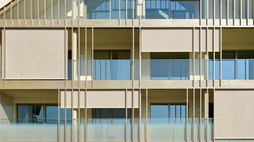 Architecture de CCHE pour un bâtiment de logements et de surfaces commerciales Suisse