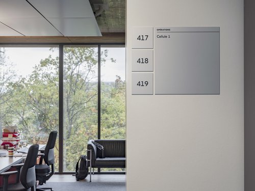 Actualité de CCHE pour la signalétique du siège de l'organisation internationale Médecins sans frontières MSF à Genève Suisse