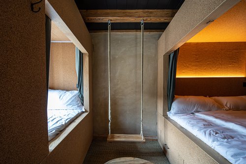 Transformation et réalisation de CCHE pour le Peanut Médiévale Lodge D Hotel Group Suisse