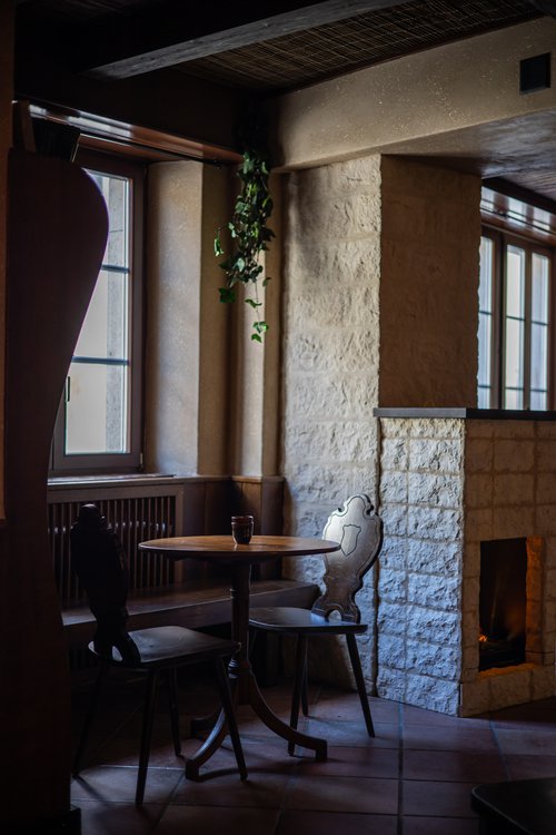 © Definitly Different Hotel Group Transformation et réalisation de CCHE pour le Peanut Medieval lodge D Hotel Group Suisse