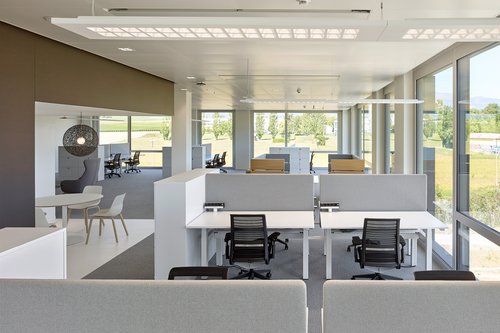 Architecture d'intérieur de CCHE du bâtiment administratif Headquarters HP Inc. et HP Enterprise Suisse