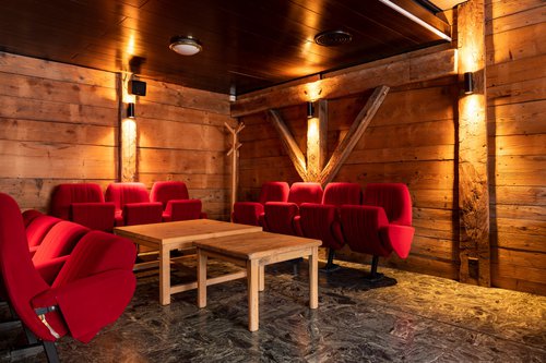 © Definitly Different Hotel Group Transformation et réalisation de CCHE pour le Peanut lodge and winstub à Val d'Illiez Suisse
