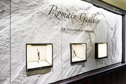 Concept de CCHE pour la boutique d'horlogerie Romain Gauthier Japon Suisse