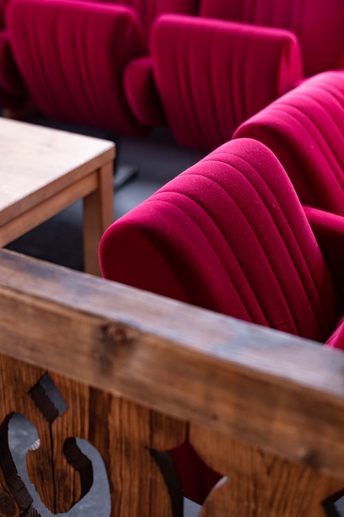 © Definitly Different Hotel Group Transformation et réalisation de CCHE pour le Peanut lodge and winstub à Val d'Illiez Suisse