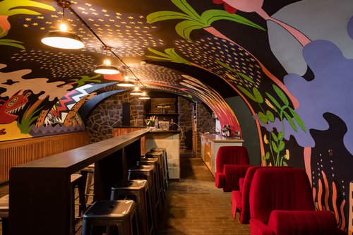 © Definitly Different Hotel Group Transformation et réalisation de CCHE pour le Peanut lodge and winstub à Val d'Illiez Suisse