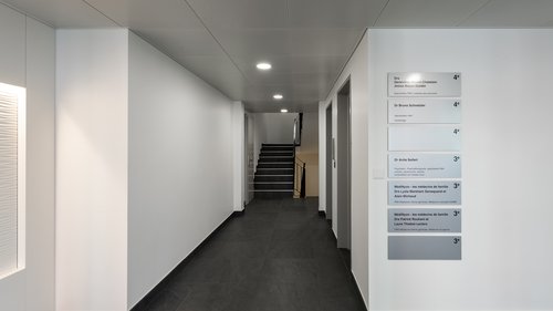 © Fullframe Transformation et rénovation énergétique de la façade de l'agence BCV à Nyon Suisse