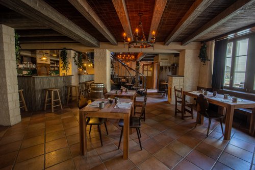 © Definitly Different Hotel Group Transformation et réalisation de CCHE pour le Peanut Médiévale Lodge D Hotel Group Suisse