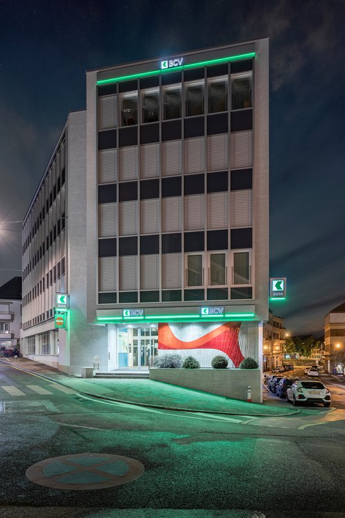 Transformation et rénovation énergétique de la façade de l'agence BCV à Nyon Suisse