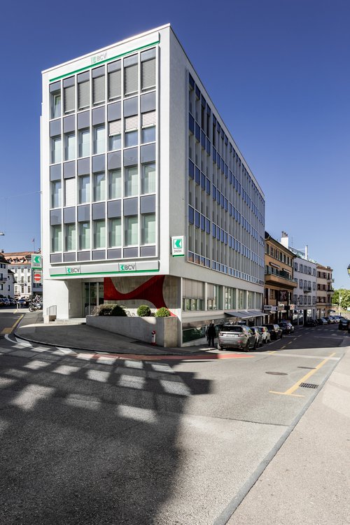 Transformation et rénovation énergétique de la façade de l'agence BCV à Nyon Suisse