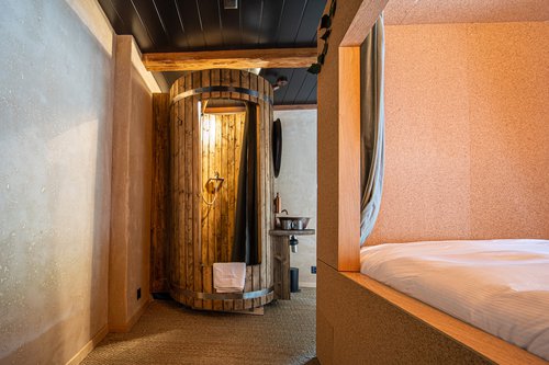 Transformation et réalisation de CCHE pour le Peanut Médiévale Lodge D Hotel Group Suisse