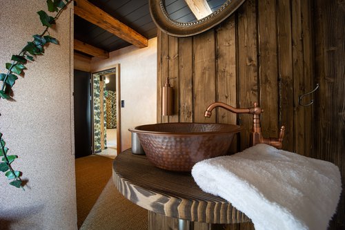 Transformation et réalisation de CCHE pour le Peanut Médiévale Lodge D Hotel Group Suisse