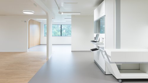 © Rafael Rojas Architecture d'intérieur de CCHE d'un Showroom médical Suisse