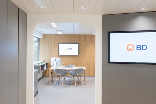 © Rafael Rojas Architecture d'intérieur de CCHE d'un Showroom médical Suisse