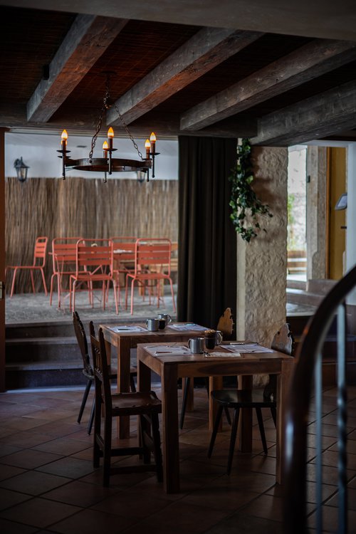 Transformation et réalisation de CCHE pour le Peanut Médiévale Lodge D Hotel Group Suisse