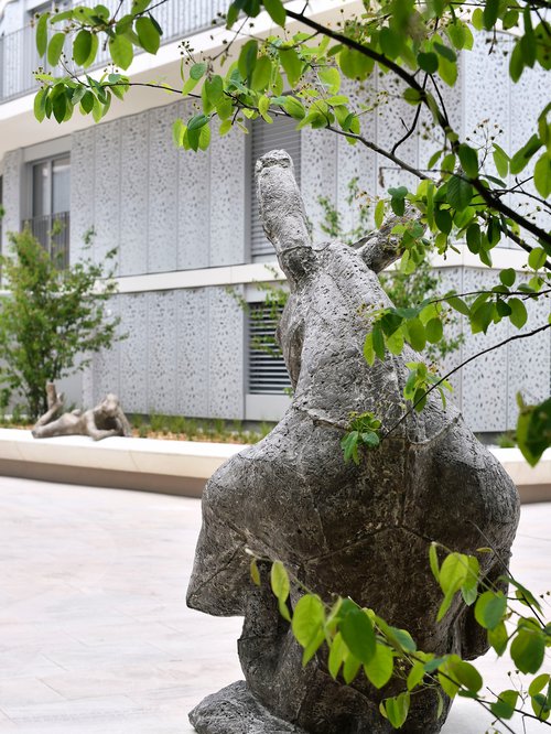 Statues de l'artiste Zaric pour le projet des bâtiment de logements du Petit Mont-Riond de CCHE Suisse