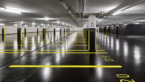 © Thomas Jantscher Signalétique de CCHE pour le parking du bâtiment administratif Headquarters HP Inc. et HP Enterprise Suisse
