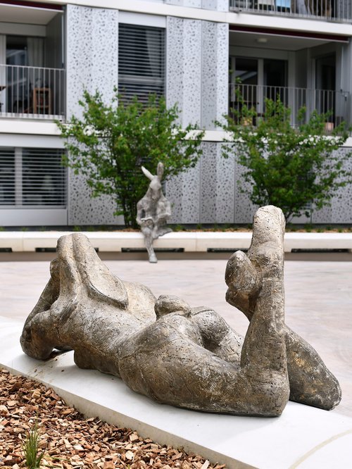 Statues de l'artiste Zaric pour le projet des bâtiment de logements du Petit Mont-Riond de CCHE Suisse