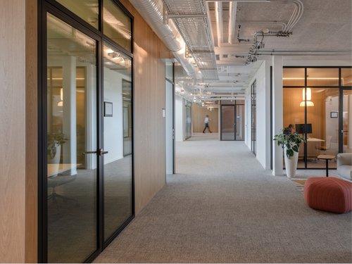 © Vincent Jendly La poignée impact USW, développée par les designer de CCHE en 2012, propose une gamme complète s’adaptant à tout type de porte.  Elle a notamment trouvé sa place dans les nouveaux aménagements d’Incyte.