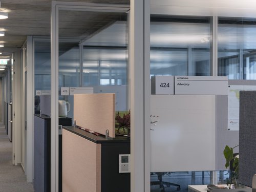 Signalétique de CCHE pour le siège de l'organisation internationale Médecins Sans Frontières MSF à Genève Suisse