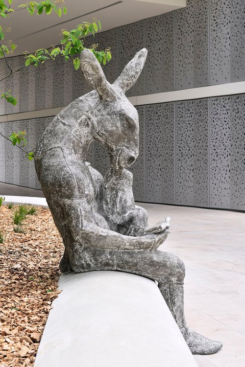 © Pierre Vogel Statues de l'artiste Zaric pour le projet des bâtiment de logements du Petit Mont-Riond de CCHE Suisse