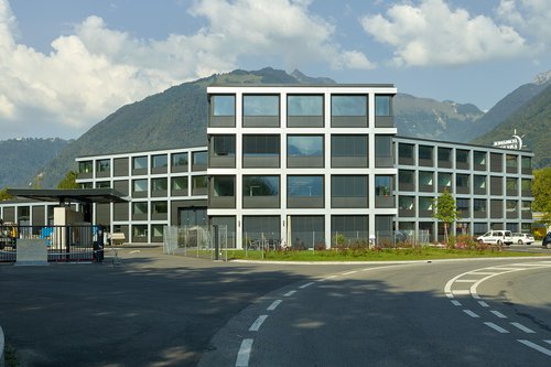 Architecture de CCHE du bâtiment administratif REVA Romande Energie Suisse