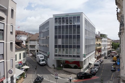Transformation et rénovation énergétique de la façade de l'agence BCV à Nyon Suisse