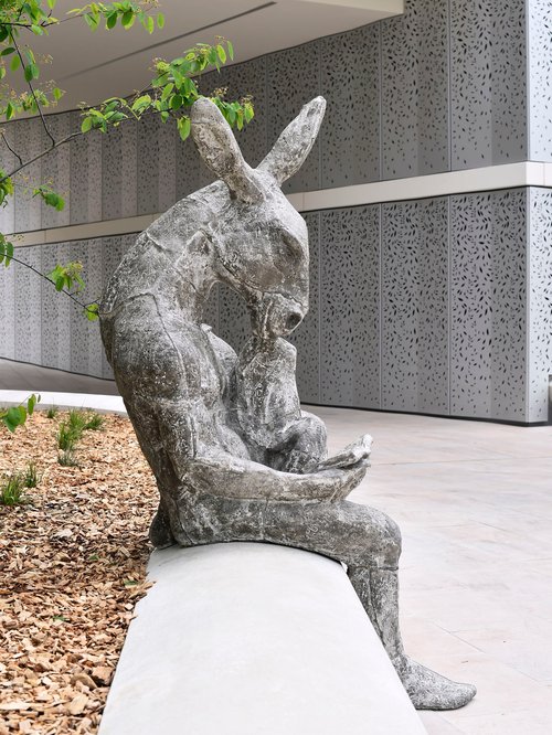 Statues de l'artiste Zaric pour le projet des bâtiment de logements du Petit Mont-Riond de CCHE Suisse