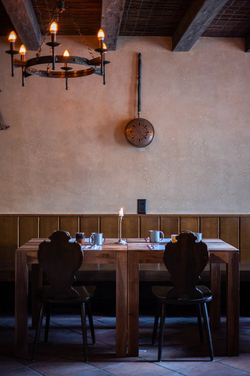 Transformation et réalisation de CCHE pour le Peanut Médiévale Lodge D Hotel Group Suisse